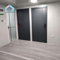 Résidence isolée haute performance conçue comme un bureau préfabriqué, produite comme une maison préfabriquée de 20 pieds pour une utilisation temporaire sur chantier