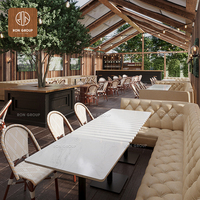 Canapé en cuir en forme de L, mobilier de café-restaurant, tables en marbre et chaises en rotin tissé beige, ensemble de salle à manger pour café