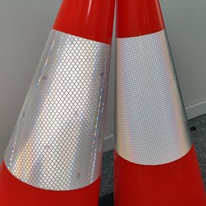 Cône de signalisation routière en PVC réfléchissant Australie Red Dot 3-M 25cm, 45cm, 70cm, 90cm – Cône de sécurité révolutionnaire - Product Image 5