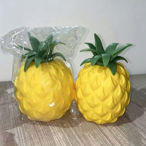 Jouet sensoriel souple en forme d'ananas Taba - Product Image 1