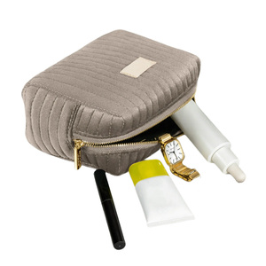 <span class=keywords><strong>2025</strong></span> nhà máy mới lớn Nhung Chần túi vệ sinh đơn túi màu đen trang điểm túi tùy chỉnh với logo in Túi mỹ phẩm - Product Image 3