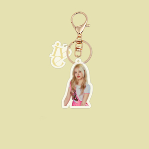 Venta al por mayor: Nuevo llavero acrílico de la banda femenina coreana IVE, accesorio colgante para bolso, con diseño de dibujos animados de moda impreso con UV, recuerdo. - Product Image 3