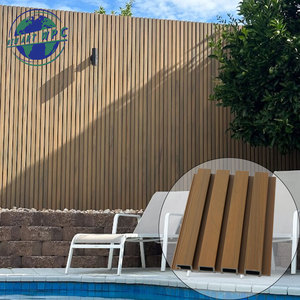 Panneaux muraux imperméables en WPC pour la décoration extérieure <span class=keywords><strong>de</strong></span> la <span class=keywords><strong>maison</strong></span> Revêtement composite durable pour les applications murales extérieures - Product Image 1