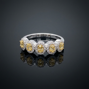 Bague éternité en diamant jaune fantaisie naturel taille coussin avec diamants blancs entourants, plaqué rhodium de qualité supérieure - Product Image 1