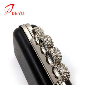 Boîte en métal doré, 16x9.5cm, sacoche à main, cadre avec chaînes - Product Image 6