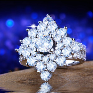 Anello da Donna Floreale a Quattro Punte Scintillante, Elegante Gioiello Regolabile in Lega, Stile Moderno, Idea Regalo - Product Image 6