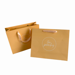 Bolsa de papel de color nude personalizada, bolsa de papel de regalo de lujo con asa de cinta de satén y logo impreso para boutique - Product Image 3