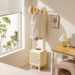 Perchero moderno de bambú y madera, mini, ultraestrecho, con mesita de noche para dormitorio. - Product Image 2