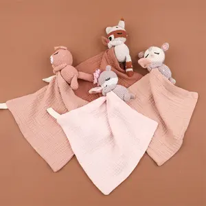 Testa di animali all'uncinetto in cartone animato con sonaglio in legno morbida coperta per bambini fatti a mano giocattoli per la dentizione del bambino