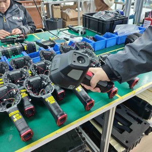 กล้องถ่ายภาพความร้อนสำหรับนักดับเพลิง จอแสดงผล TFT LCD ขนาด 3.5 นิ้ว ความละเอียด 640x480 แบบพกพา ทนทาน กันน้ำระดับ IP67 สำหรับตรวจจับสถานการณ์เหตุเพลิงไหม้ - Product Image 1