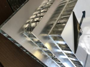 Panneau alvéolé en aluminium <span class=keywords><strong>de</strong></span> taille 25mm 30mm personnalisé léger ignifuge <span class=keywords><strong>pour</strong></span> cloison <span class=keywords><strong>de</strong></span> <span class=keywords><strong>travail</strong></span> moderne et durable - Product Image 2