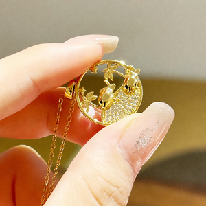 Collana con Ciondolo a Doppio <span class=keywords><strong>Pesce</strong></span> in Oro K, Gioielli di Moda Boutique, Gioielli all'Ingrosso per Negozi al Dettaglio - Product Image 5