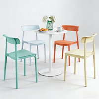 Chaises de salle à manger en plastique PP minimalistes nordiques en gros, empilables, imperméables pour restaurant, café, hôtel, extérieur