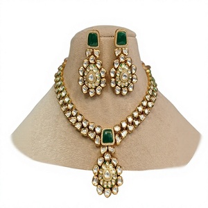 Ensemble collier et boucles d'oreilles en alliage plaqué or éblouissant avec pierre verte, cristal et strass, bijoux de mariage pour femmes, style classique - Product Image 2