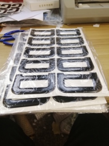 <span class=keywords><strong>Plaquettes</strong></span> adhésives en résine pour fixation de plaques d'immatriculation, moulées par injection double face, pour ligne de découpe automatique de plaques d'immatriculation, résistantes à l'humidité - Product Image 6