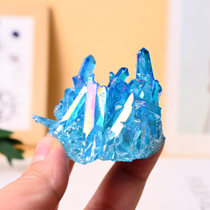 Venta al por mayor: Nuevo y moderno cristal de aura de cuarzo azul electrochapado, racimo de piedras curativas - Product Image 1