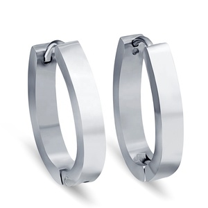 Pendientes de aro de oro minimalistas y clásicos Pendientes de aro ovalados huecos de acero inoxidable chapados en oro de 18 quilates para mujer - Product Image 4