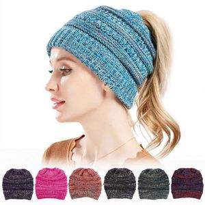 Bonnet tricoté souple multicolore pour femme, idéal pour le sport d'hiver, avec ouverture pour queue de cheval, pour filles - Product Image 1