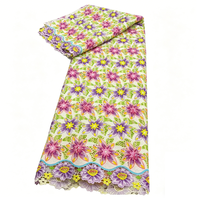 Tissu en dentelle de coton brodé floral coloré avec des strass minuscules brillants incrustés aux centres des fleurs et un artisanat ajouré