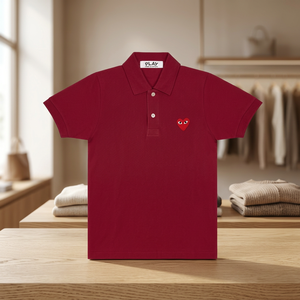 เสื้อผู้ชายลายหัวใจใหญ่ ผ้าฝ้าย 100% ป้องกันการเป็นขุย สีแดงเบอร์กันดี ปักลาย ผ้าปิเก้ ไซส์ S-XL แขนสั้น - Product Image 2