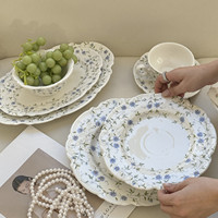 Nouvel ensemble de vaisselle en céramique européenne à motifs floraux en relief, assiettes à dîner en porcelaine bleue à motifs floraux, plats à dessert et tasses