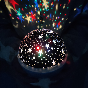 Luminária led de projeção de luz noturna, estrela, lua, projetor 360 graus, rotativo, 4 lâmpadas de led, mudança de cor com cabo usb - Product Image 1