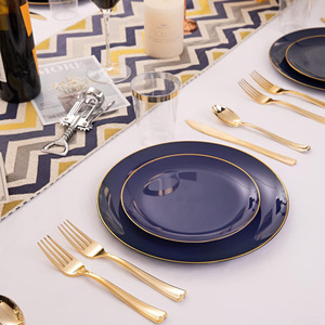 25-teiliges Set aus Einweg-Tellern aus Hartplastik im modernen minimalistischen Stil, schwarze Teller mit goldenen Akzenten am Rand, weiße Teller mit Gold - Product Image 4