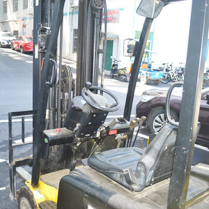 Montacargas Eléctrico Hyster de 1.5 Toneladas con Mástil de Tres Etapas, Tracción Trasera, Usado para Manejo en Almacenes - Product Image 1