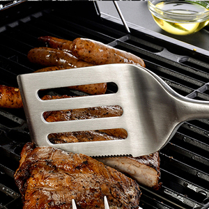 Set di Utensili per Barbecue in Legno di Rosa, Accessori Robusti per Grigliare: Spatola, Forchetta, Pennello e Pinze, Set Essenziale per Barbecue all'Aperto - Product Image 4