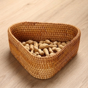 Cesta de Mimbre Natural Personalizable, Organizador de Escritorio con Forma Triangular para Guardar Bocadillos y Frutos Secos - Product Image 1