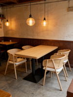 Table à manger en bois de style industriel rétro avec chaises en rotin tressé, mobilier de café bistro