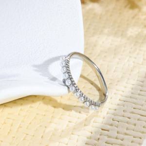 Anillo de Eternidad de Acero Inoxidable con Baño de Oro de 18K para Mujer - Banda Texturizada con Diseño de Puntas Compartidas, Moderno, de Lujo Discreto, para Uso Diario - Product Image 4