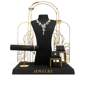 Expositor de Joyería de Lujo Shero Factory, en Terciopelo Negro con Base de Metal Dorado para Collares, Pendientes y Anillos - Product Image 3