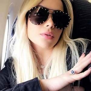 Lunettes de soleil de luxe pour femmes avec logo personnalisé, monture large, verres dégradés, protection UV400, rivets métalliques, style aviateur - Product Image 3