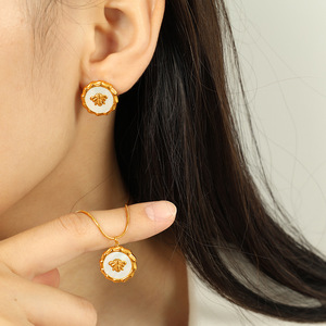 <b>Bee</b> Themed Pendant Necklace And Earrings Set Gold Zinc Alloy Insect Design For Women <b>Gift</b> Jewelry Bezel Setting Fashion - Product Image 4