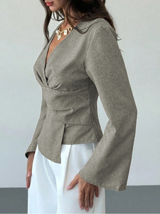 Chemisier à manches évasées et col V pour femmes à la mode, ourlet asymétrique, taille plissée, haut décontracté, personnalisé OEM/ODM, fabricant chinois de vêtements - Product Image 5