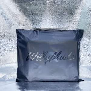 Sacs d'expédition en polyéthylène imprimés avec logo personnalisé, sacs d'expédition écologiques, sacs d'expédition en polyéthylène noir mat pour l'expédition de vêtements, vêtements, emballages - Product Image 1