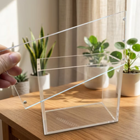 Boîte de Présentation Écologique en PMMA Transparent pour Boîte d'Entraînement Élite (ETB) et Boîte de Boosters, avec Couvercle Magnétique, Idéale pour Bureau – Design Tendance