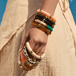 Pulsera Elástica de Cuentas Acrílicas Estilo Boho para Mujer - Forma de Tubo Curvo, Detalle Dorado, Brazalete Elástico para Uso Diario y Vacaciones - Product Image 1