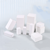 Boîte en carton blanc personnalisée haut de gamme, réutilisable et robuste, avec design structurel unique et pelliculage mat pour l'emballage de vêtements et de chaussettes