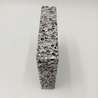 Mousse en aluminium poreuse Mousse métallique en aluminium à cellules fermées avec trous perforés