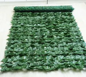Le siepi dello schermo del recinto lascia i pannelli con il supporto della maglia decorazione della vite Privacy artificiale dell'edera del Faux