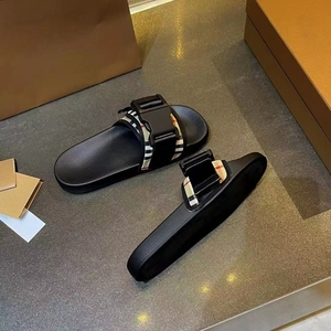 Chaussons d'intérieur de haute qualité et élégants en noir, avec semelle souple, antidérapants, confortables et légers. - Product Image 5