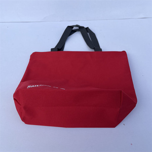 Bolsa <span class=keywords><strong>de</strong></span> compras <span class=keywords><strong>de</strong></span> poliéster impermeable reutilizable Oxford 600D <span class=keywords><strong>de</strong></span> <span class=keywords><strong>tela</strong></span> <span class=keywords><strong>con</strong></span> logotipo personalizado, bolsa pequeña roja para almuerzo por sublimación <span class=keywords><strong>con</strong></span> cremallera - Product Image 4
