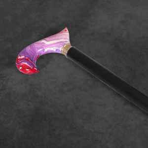 Bastón de madera decorado con resina que proporciona un soporte de equilibrio confiable y un diseño artesanal único. - Product Image 1