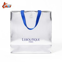 Sac de shopping en papier laminé de luxe avec logo personnalisé, couleur argent métallisé, poignée en ruban bleu, emballage cadeau pour la vente au détail, vente en gros