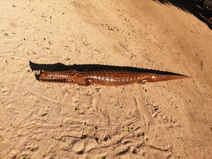 Figura Decorativa Artesanal de Madera Tallada con Motivos Étnicos Africanos para Decoración de Escritorio o Sala de Estar - Product Image 4