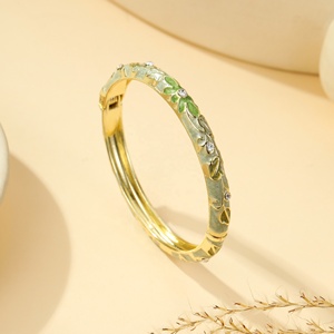 Bracelet à breloques superposées pour femme, style vintage, en laiton plaqué or, avec pétale en émail coloré à effet goutte d'huile, au design délicat et frais - Product Image 2