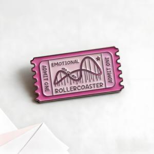 Nhà Máy Tùy Chỉnh Tem Mềm Men Pin Kẽm Hợp Kim UV In Ấn Đầy Màu Sắc Ve Áo Pin Mạ Vàng Phù Hiệu Men Charms - Product Image 1