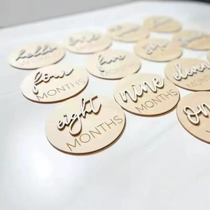 Targa Rotonda in Legno Ecologico Incisa da 10cm con Nome del Bambino, Tema Amore, Decorazione Festiva e Regalo, Accessorio Fotografico per Neonati 'Hello World' - Product Image 3